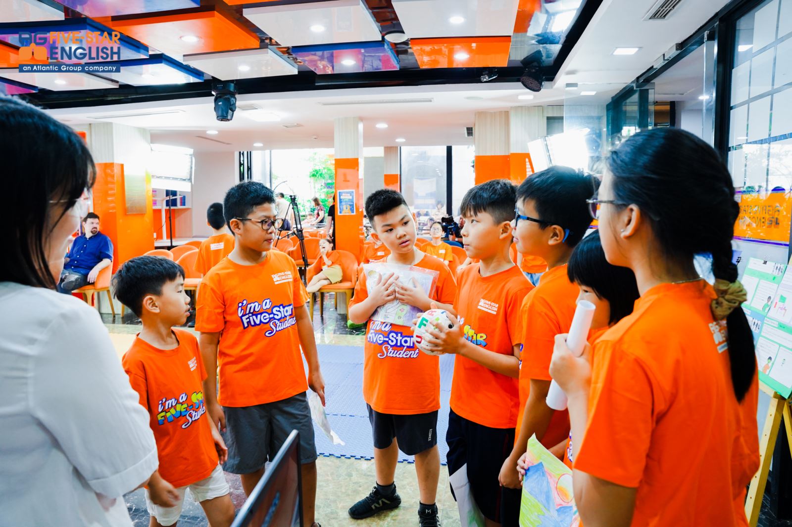 Học sinh Five-Star English thực hành tiếng Anh qua nhóm kỹ năng SLATE